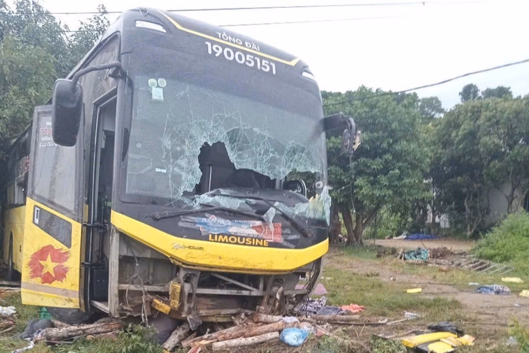 Xe khách bị lật trên quốc lộ 1A, 9 người tử vong Xe khách bị hư hỏng nặng (Ảnh: Văn Nguyễn).