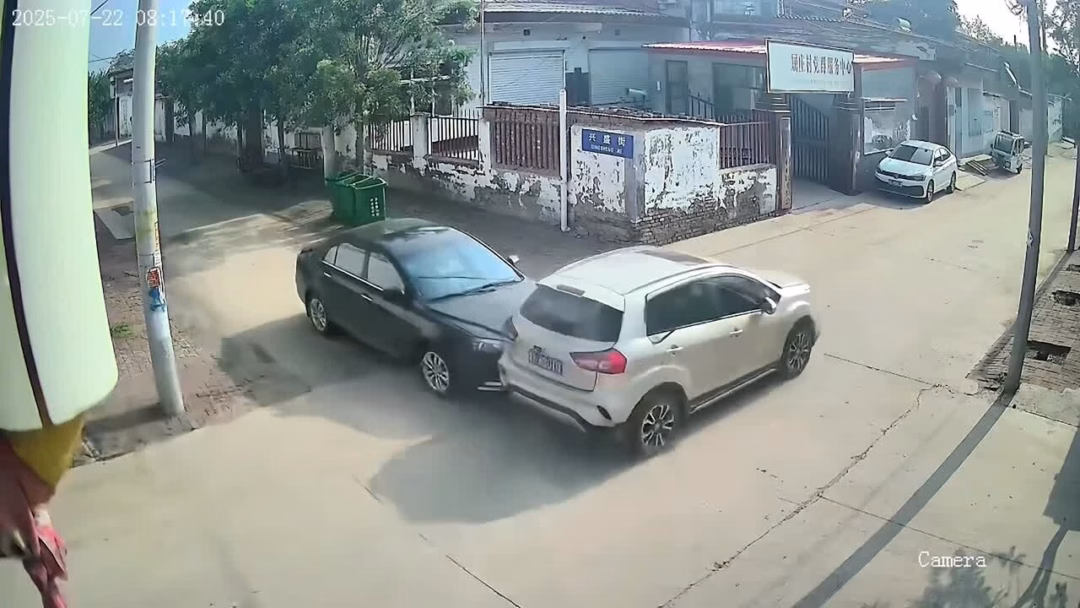 Xe SUV mất kiểm soát đâm vào nhà sau cú va chạm giao thông