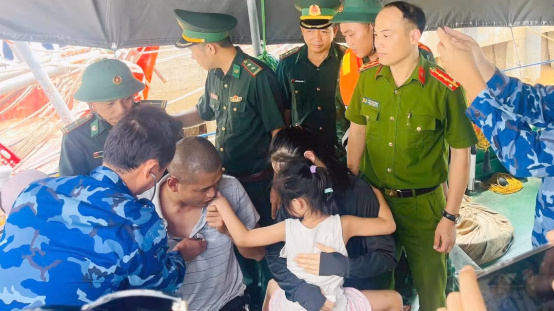 Bố con du khách bị sóng cuốn ra xa bờ được cứu sống ngoạn mục