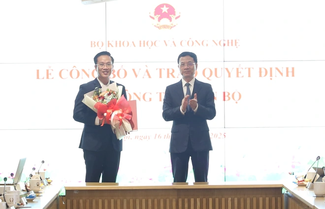 Bộ trưởng Nguyễn Mạnh Hùng trao quyết định và tặng hoa chúc mừng các cán bộ