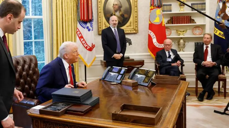 Chụp lại hình ảnh, Ông Trump và ông Murdoch xuất hiện cùng nhau tại Phòng Bầu dục vào tháng 2/2025