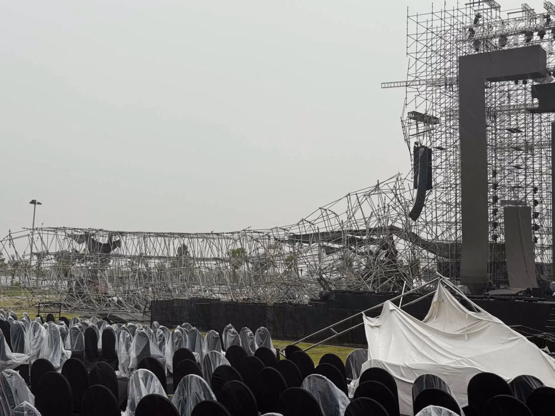 Ca sĩ động viên khán giả sau đêm nhạc bị hủy vì bão