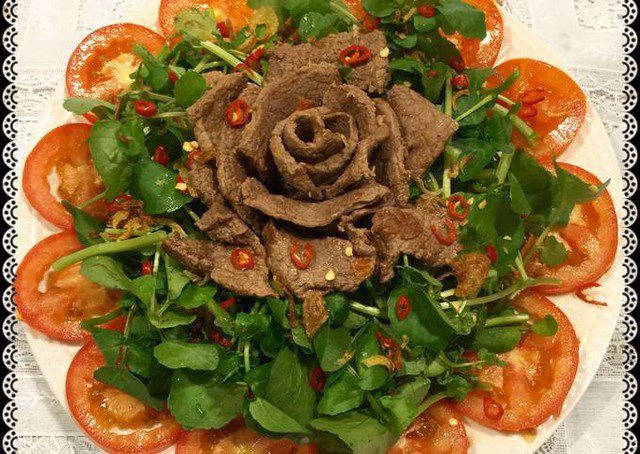 Sự kết hợp của rau cải xoong, thịt bò xào, cà chua, hành tây,... cùng với nước sốt trộn chua ngọt, tạo nên hương vị đặc biệt, giúp giảm đi sự ngán ngẩm khi thưởng thức.