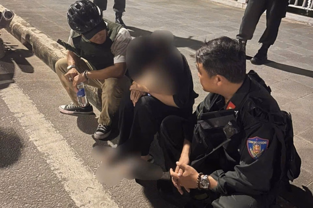 Cản kịp cô gái định nhảy cầu tự tử ở Huế