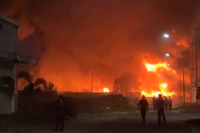 Cháy lớn tại xưởng đèn cầy ở Tây Ninh, nhà xưởng bị thiêu rụi