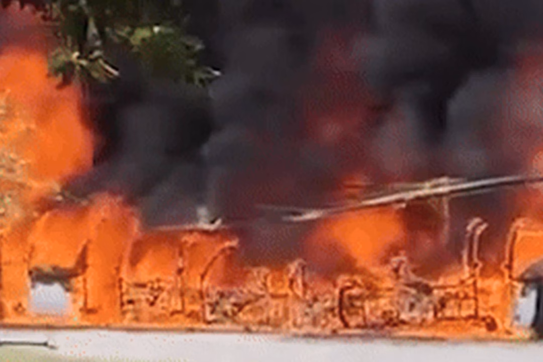 Dàn xe điện tại chùa Hương Tích thời điểm xảy ra cháy (Ảnh cắt từ video).