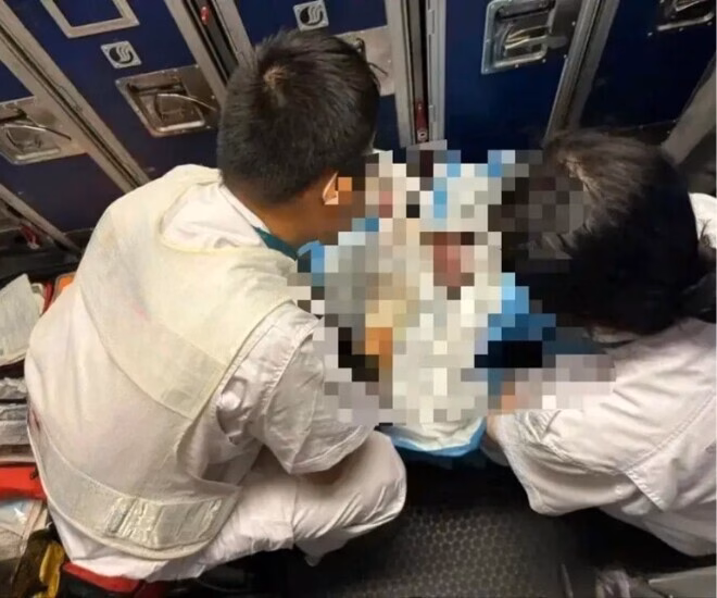 Cô gái 16 tuổi sinh con trên chuyến bay 10.000 mét, mẹ và bé hiện ổn định