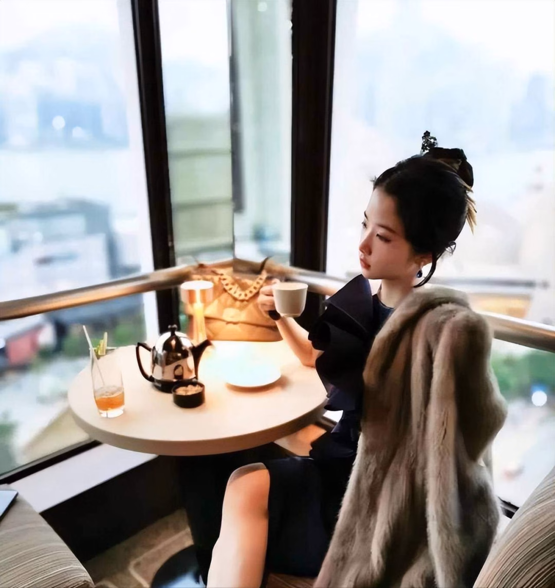 Nữ tiến sĩ sinh năm 1995 có gu ăn mặc sang chảnh và sành điệu như hot girl.