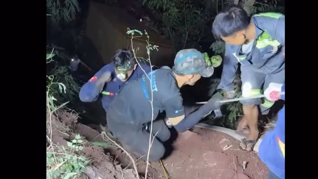 Cứu người thoát chết từ hang động hiểm trở