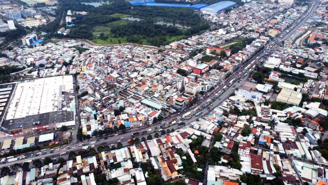 Đường dẫn bị đóng, hàng loạt ô tô tìm lối đi vòng tránh ở khu vực cầu Tân Vạn Không chỉ quốc lộ 1, quốc lộ 51 qua phường Long Hưng hướng về ngã tư Vũng Tàu đi TP.HCM cũng ùn tắc, xe cộ di chuyển khó khăn