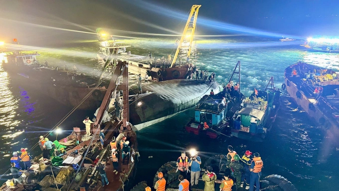 Tàu Vịnh Xuân bị lật úp, được lực lượng chức năng xoay trở lại rạng sáng 20/7. Ảnh: Hoàng Phong