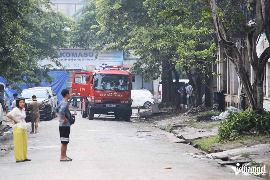 Đến 6h sáng, lực lượng Cảnh sát PCCC&CNCH vẫn tiếp tục phun nước làm mát để đám cháy không bùng phát trở lại.