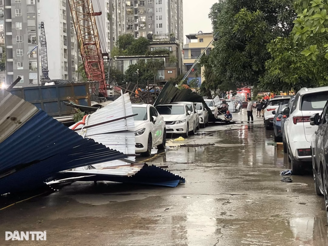 Nhiều ô tô bị tấm rào tôn công trình xây dựng đổ trúng (Ảnh: Trần Thanh).