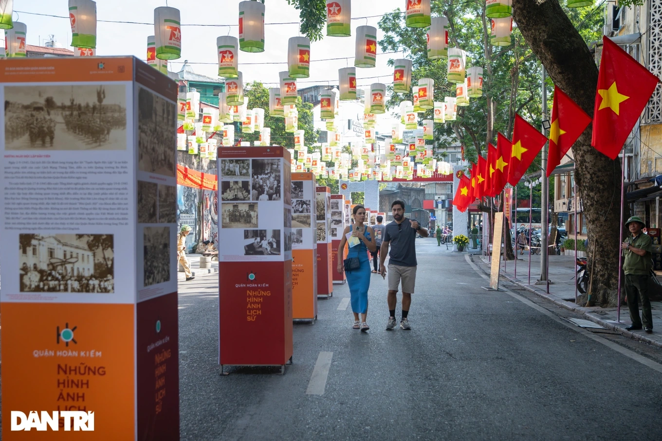 Hà Nội luôn thu hút du khách vào các dịp lễ lớn (Ảnh minh họa: Mạnh Quân).