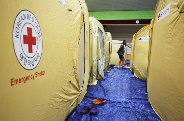 Hàn Quốc hứng mưa lớn, 8 người chết và hàng nghìn người sơ tán Người dân phải trú tạm trong lều dựng ở trường tiểu học do mưa lớn kéo dài - Ảnh: Yonhap News