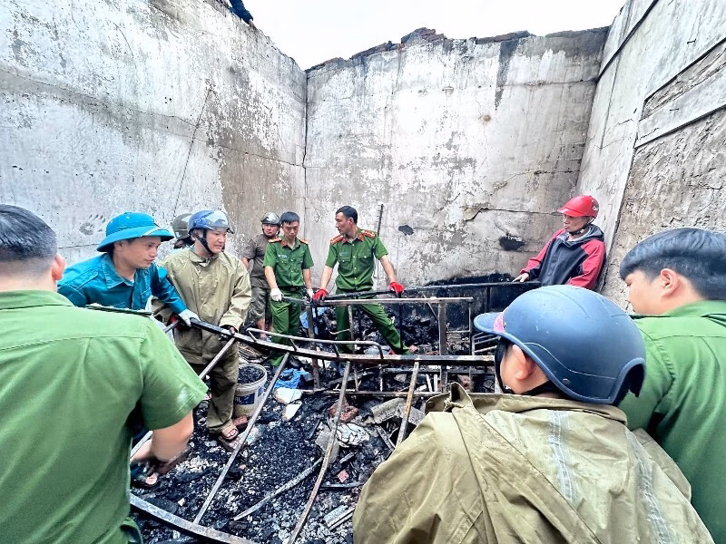 Lai Châu: Cháy nhà dân do sạc máy tính không an toàn