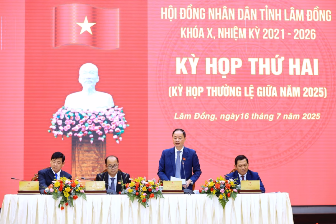 Phó Bí thư Tỉnh ủy, Chủ tịch HĐND tỉnh Lâm Đồng Trần Hồng Thái ghi nhận các ý kiến tại phiên thảo luận