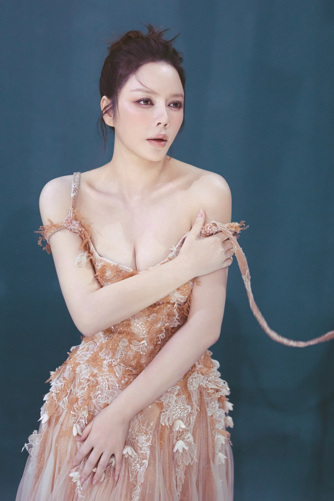 Lý Nhã Kỳ tung bộ ảnh sexy mừng sinh nhật 43 tuổi Ở tuổi 43, dù sở hữu khối tài sản lớn và có thể tận hưởng cuộc sống xa hoa, Lý Nhã Kỳ cho biết cô vẫn không ngừng làm việc, học hỏi và đóng góp cho cộng đồng. Cô tham gia nhiều hoạt động thiện nguyện, kêu gọi ủng hộ cho các dự án xã hội.