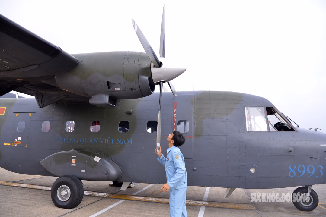 Trước giờ bay, từ kỹ sư, kỹ thuật viên hàng không cho đến tổ phi công đều kiểm tra nghiêm ngặt từng bộ phận của máy bay để đảm bảo an toàn tuyệt đối.