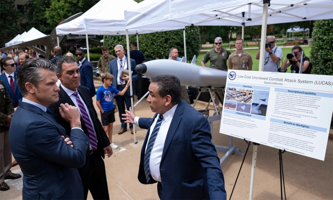 Mỹ ra mắt UAV giá rẻ có thể mô phỏng máy bay không người lái đối phương Bộ trưởng Hegseth nghe giới thiệu về nguyên mẫu UAV LUCAS tại Lầu Năm Góc ngày 16/7. Ảnh: US Navy