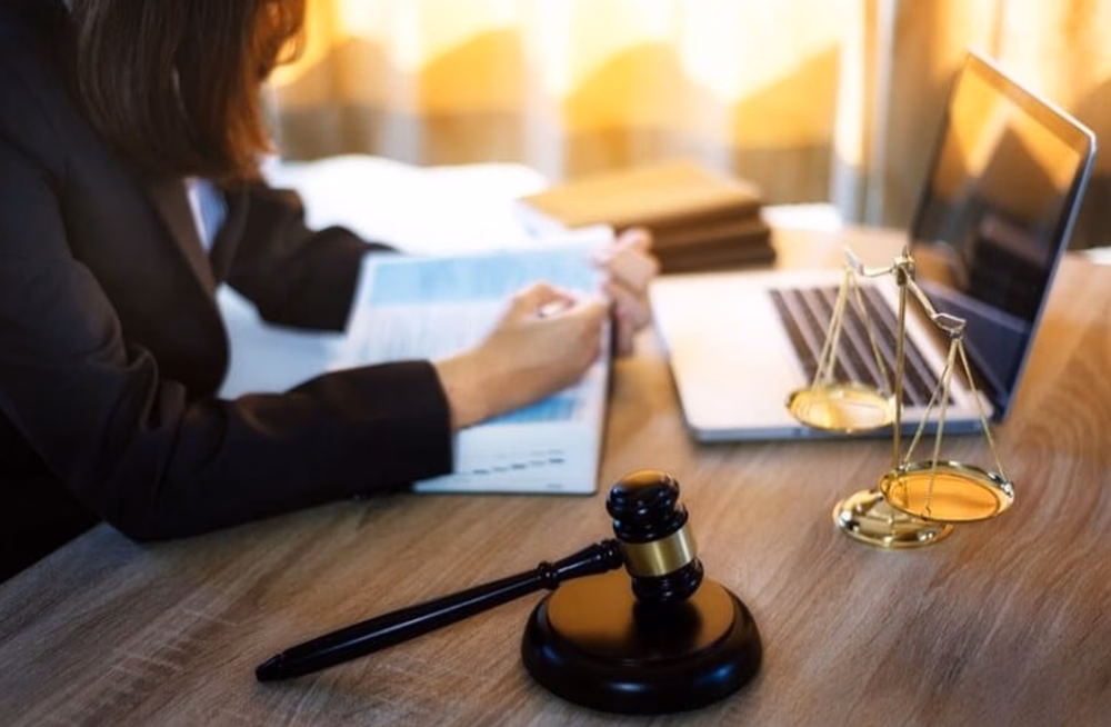 Triệu thực chất là luật sư giả, không có giấy phép hành nghề và chưa từng vượt qua kỳ thi luật sư. Ảnh minh họa