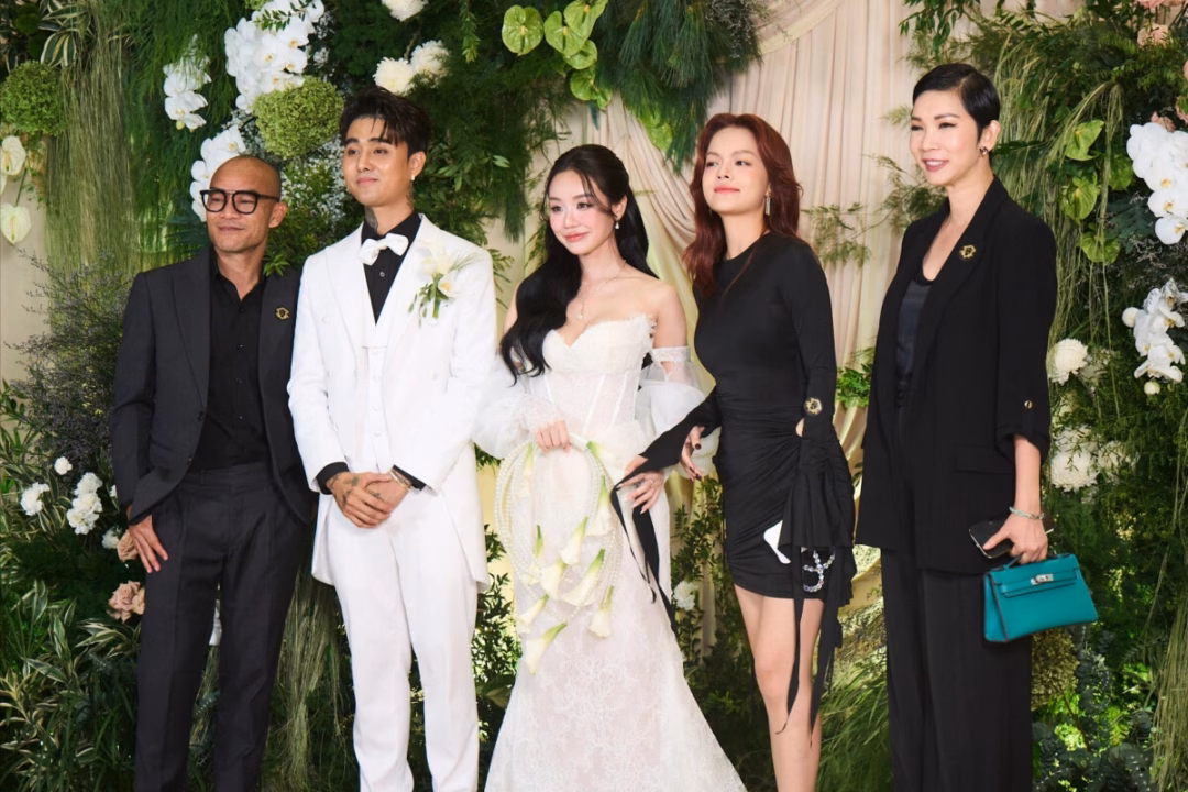 Phạm Quỳnh Anh đọ dáng với Kỳ Duyên trong váy ngắn thun đen