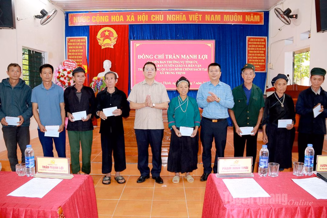 Phó Chủ tịch UBND tỉnh: Đảm bảo an ninh trật tự tại các xã sau sáp nhập Trưởng ban Tuyên giáo và Dân vận Tỉnh uỷ Trần Mạnh Lợi tặng quà cho gia đình chính sách, người có công xã Trung Thịnh. Ảnh: Kim Ngọc