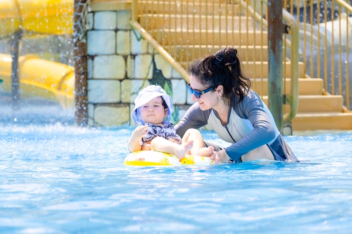 Khách quốc tế trải nghiệm công viên nước Aquatopia tại Sun World Hon Thom. Ảnh: Sun Group