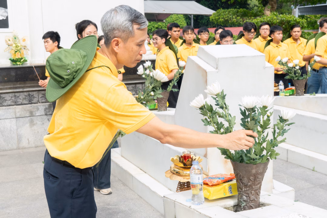GS. Lê Anh Tuấn – Bí thư Đảng ủy, Chủ tịch Hội đồng Đại học dâng hoa tại Ngã ba Đồng Lộc