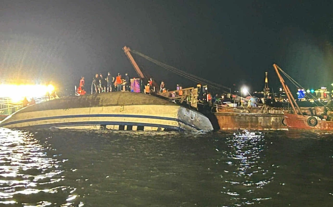 Tàu gặp nạn đang được cẩu lên để lật lại. Ảnh: Quân chủ Hải quân