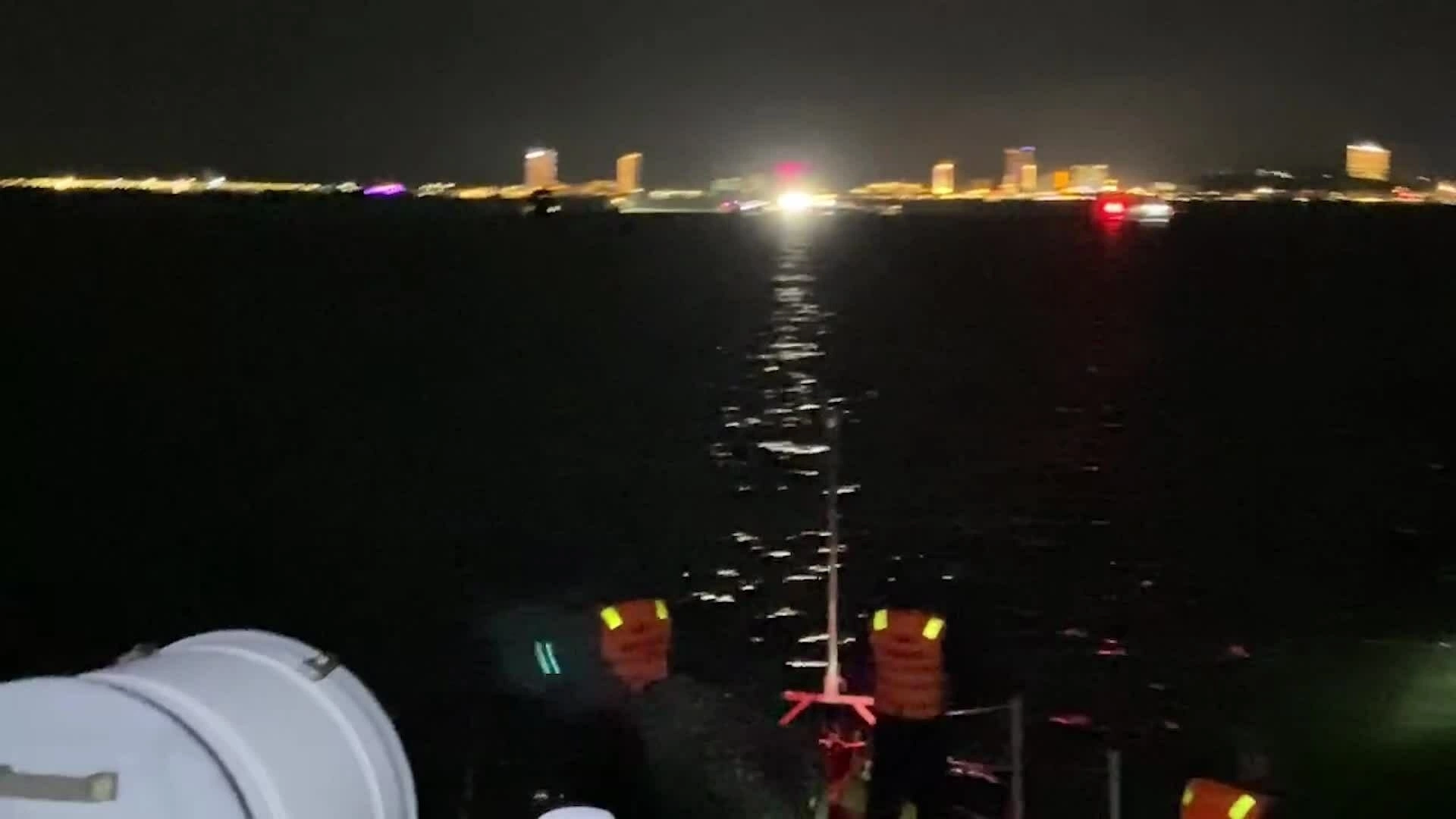 Hải quân tìm kiếm nạn nhân trong đêm tối. Video: Quân chủng Hải quân