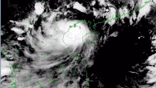 KHẨN: Tiến sát đất liền, chỉ còn cách Quảng Ninh 80km, cách Hưng Yên 180km, bão số 3 đột nhiên tăng cấp