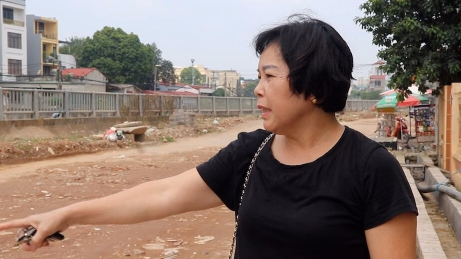 Cư dân đường Ngô Quyền Hà Nội khổ sở 2 năm vì bụi và lầy