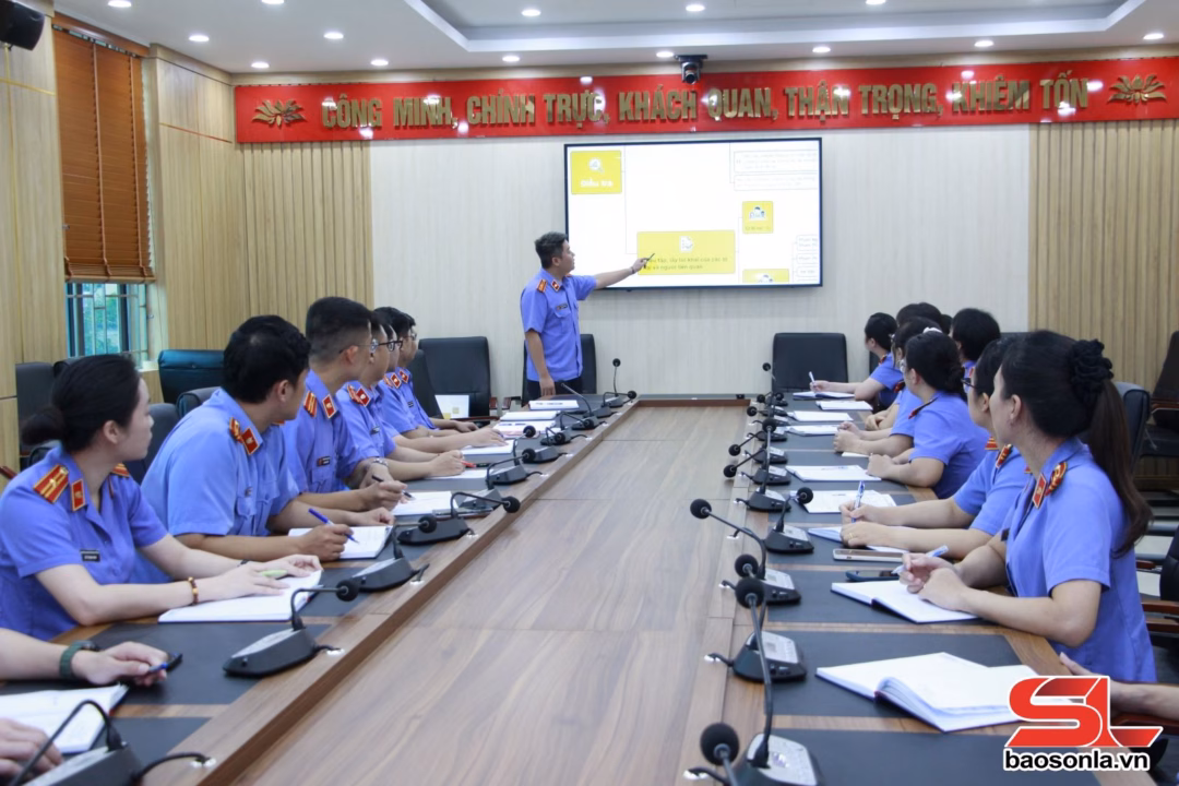 Kiểm sát viên Viện KSND khu vực 1 - Sơn La báo cáo án bằng sơ đồ tư duy.