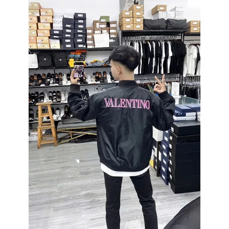 Làm sao để áo khoác len nam không bị phai màu và mất độ mềm sau khi giặt?