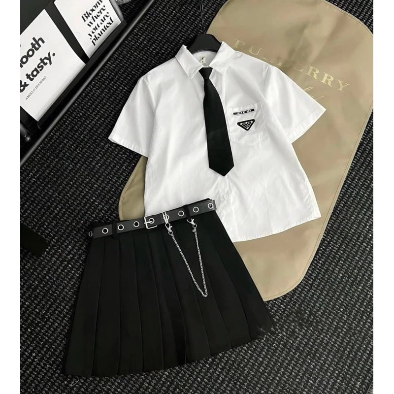 Mặc Sét Áo Sơ Mi Học Sinh Có Nên Kết Hợp Chân Váy Xếp Ly Hay Không?