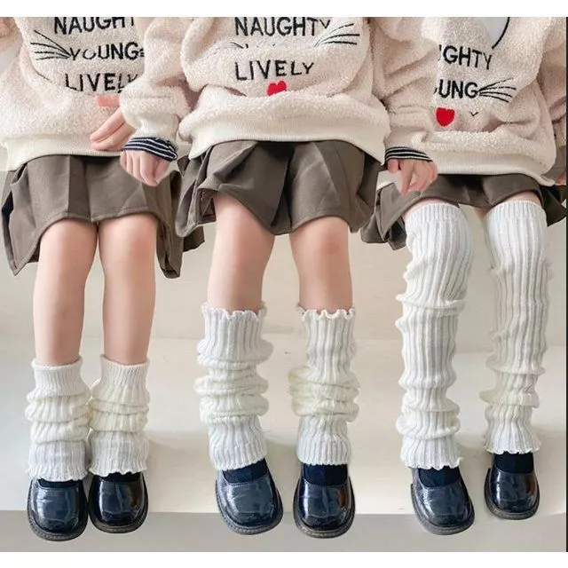 Mặc tất dài cao cổ cho bé gái có thực sự giúp bảo vệ đầu gối trong mùa xuân thu?