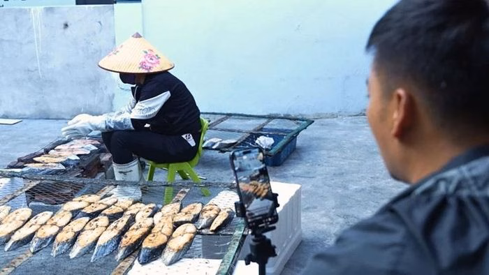 Ngư dân ‘đỏ lửa’ ven biển Thanh Hóa: Cá nướng Tết thơm ngon