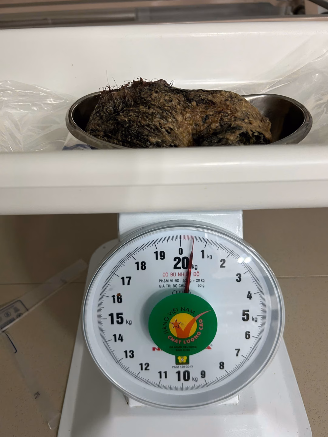 B&uacute;i t&oacute;c 0,5 kg được lấy ra