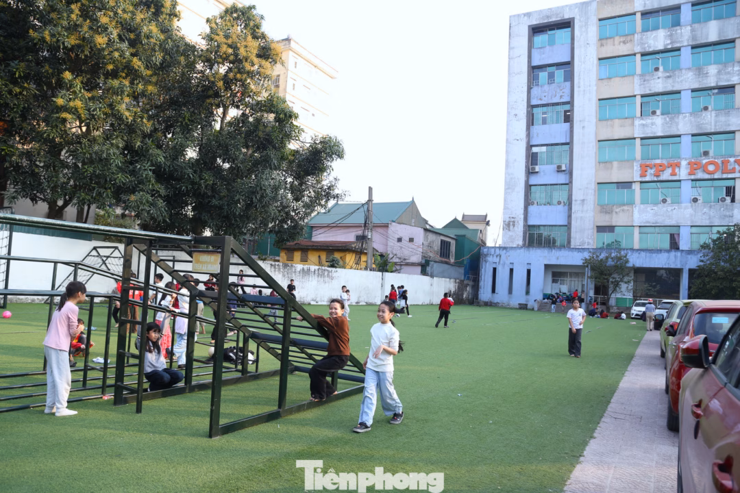 Học sinh Trường Tiểu học Quang Trung thiếu kh&ocirc;ng gian vui chơi