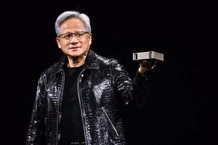 Jensen Huang trong &aacute;o kho&aacute;c da tại CES 2025