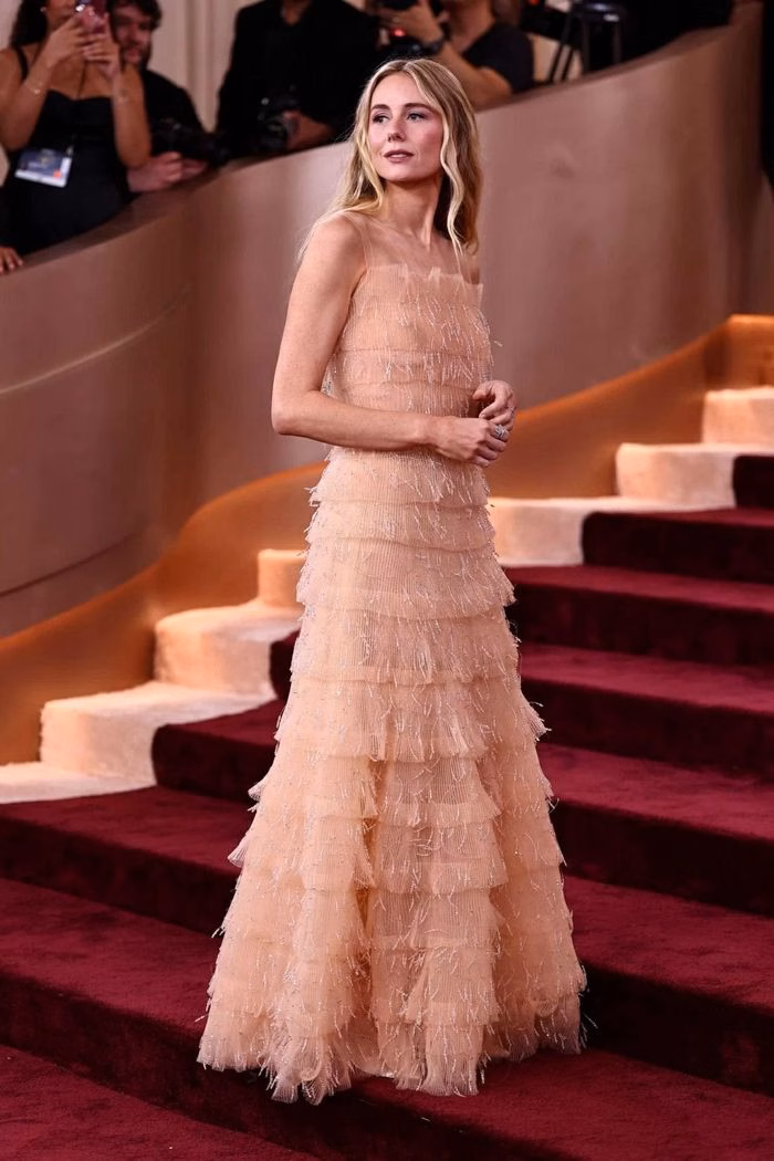 Justine Lupe trong v&aacute;y Giorgio Armani Priv&eacute; xuy&ecirc;n thấu