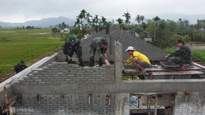 Qu&acirc;n đội hỗ trợ người d&acirc;n x&acirc;y dựng lại nh&agrave; tại x&atilde; H&ograve;a Thịnh, Đăk Lăk th&aacute;ng 12/2025