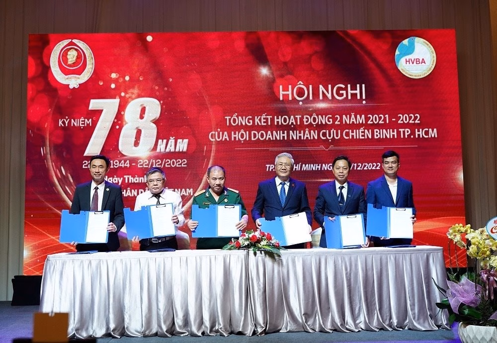 Ký kết hợp tác Ông Khương Văn Thuấn cùng đại diện Viện Doanh nhân APEC, lãnh đạo 4 trường Đại học (Nông Lâm, Bách Khoa, Giao thông - Vận tải, Tài Chính Marketing) Thành phố ký kết hợp tác