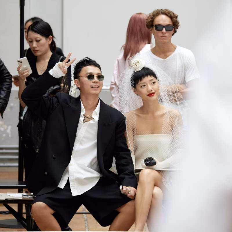 Cô Em Trendy cùng vị hôn phu gây ấn tượng với bộ ảnh cưới độc nhất vô nhị tại Paris Fashion Week