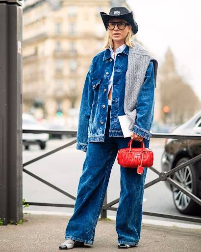 Quần baggy kết hợp cùng áo khoác denim, một combo không quá xa lạ đối với các tín đồ ưa thích denim