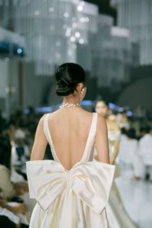 phan-lung-khoet-sau-ton-lan-da-co-dau Phần lưng khoét sâu tôn làn da cô dâu