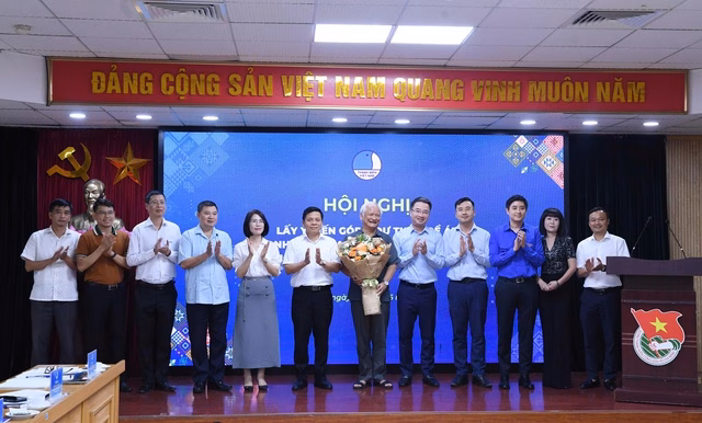 Bí thư Trung ương Đoàn, Chủ tịch Hội Liên hiệp Thanh niên Việt Nam tặng hoa cảm ơn các thành viên trong Tổ tư vấn Đề án Bí thư Trung ương Đoàn, Chủ tịch Hội Liên hiệp Thanh niên Việt Nam tặng hoa cảm ơn các thành viên trong Tổ tư vấn Đề án