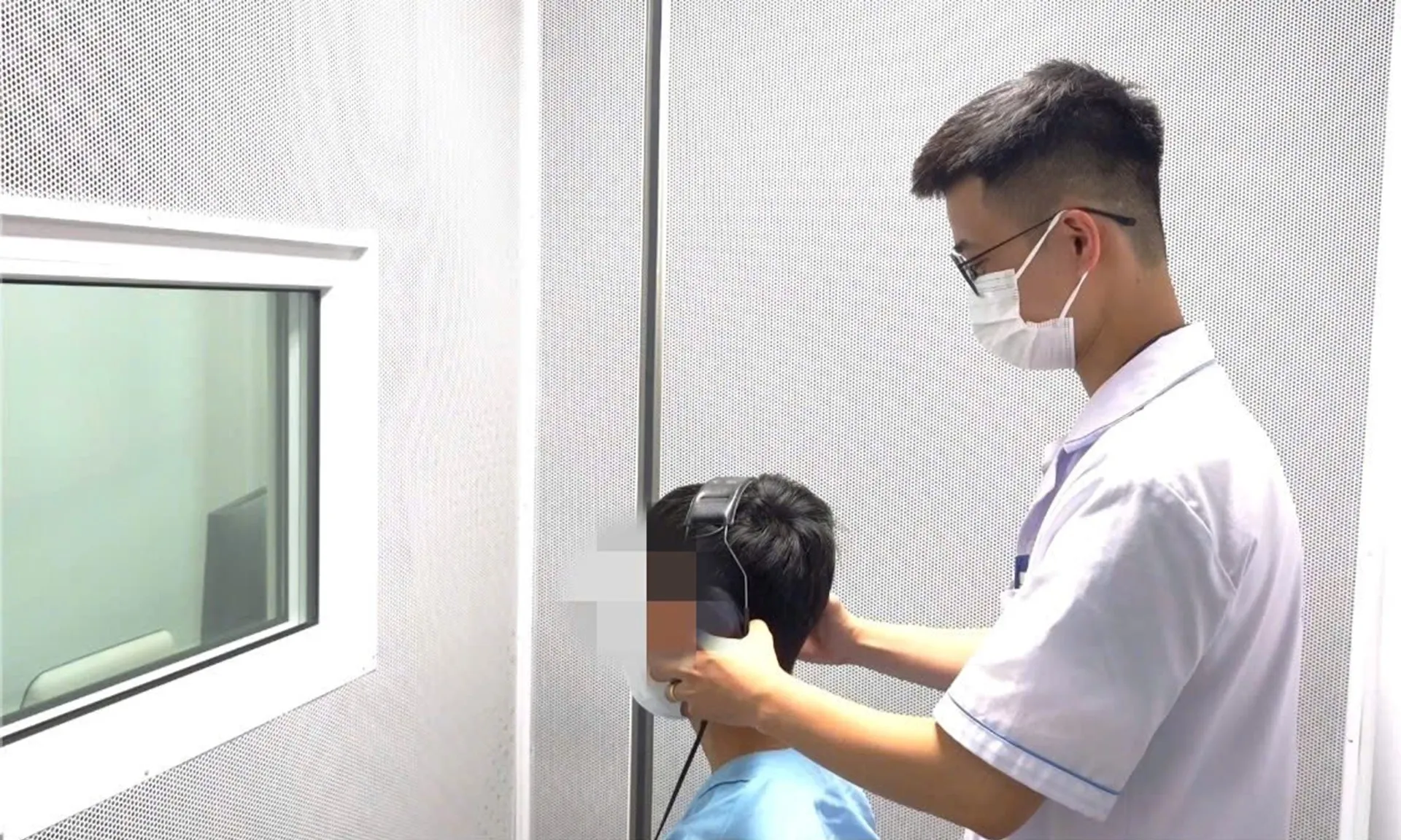 Tắm đêm bằng nước lạnh gây mất thính lực Nam bệnh nhân suýt mất thính lực vĩnh viễn vì tắm đêm bằng nước lạnh