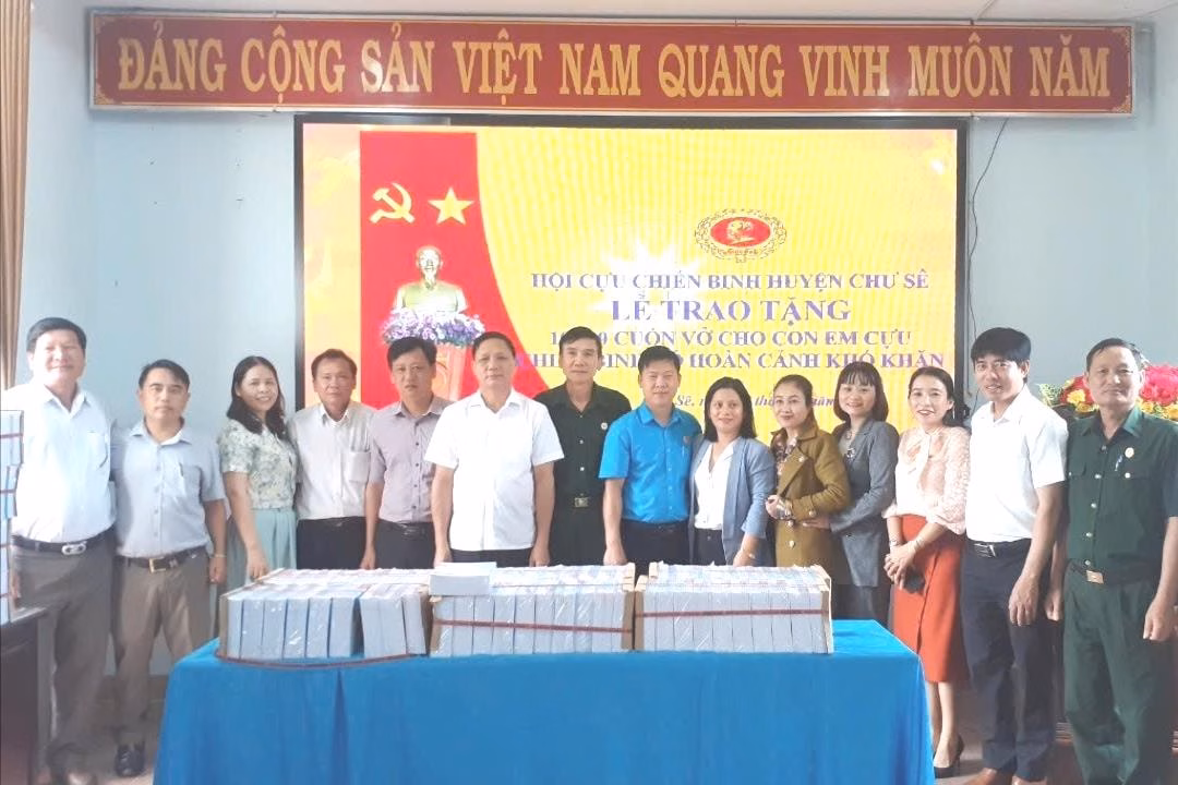 Trao bò giống cho Hội viên Đại diện hội trao bò giống cho Hội viên